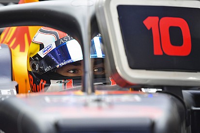 Gasly ott van Verstappen mögött Kínában, de sokkal lassabb