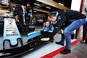 Kubica egy vak kislányt vezetett be az F1 kulisszái mögé