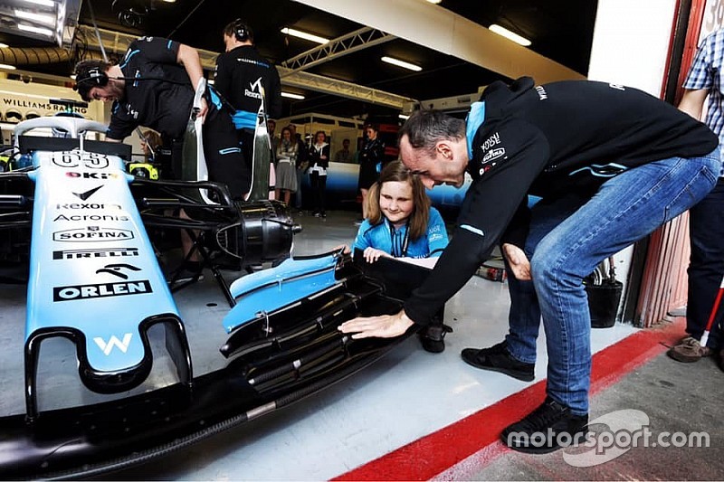 Kubica egy vak kislányt vezetett be az F1 kulisszái mögé