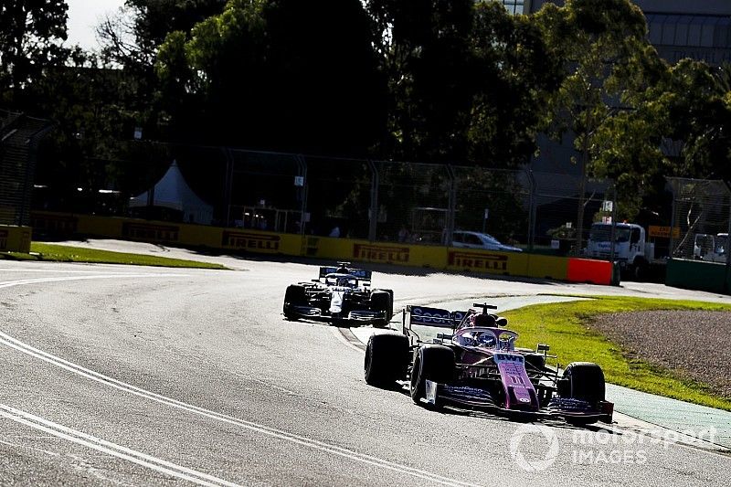 Sergio Perez, Racing Point RP19, devant Lewis Hamilton, Mercedes AMG F1 W10