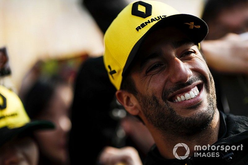 Daniel Ricciardo, Renault F1 Team takes a selfie with fans