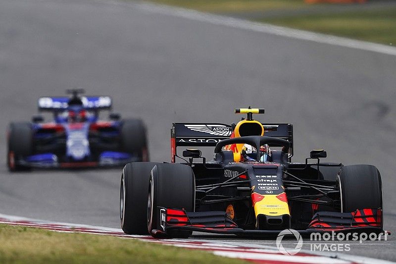 Pierre Gasly, Red Bull Racing RB15, devant Daniil Kvyat, Toro Rosso STR14