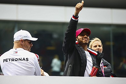 Hamilton megint odarakta: hajkorona, tetoválás, particucc...