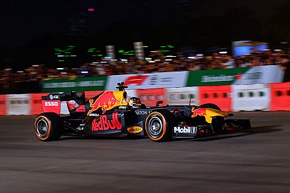 Új képeken és videón is a vietnami F1-es show: éjszakai őrület!