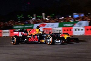 Új képeken és videón is a vietnami F1-es show: éjszakai őrület!