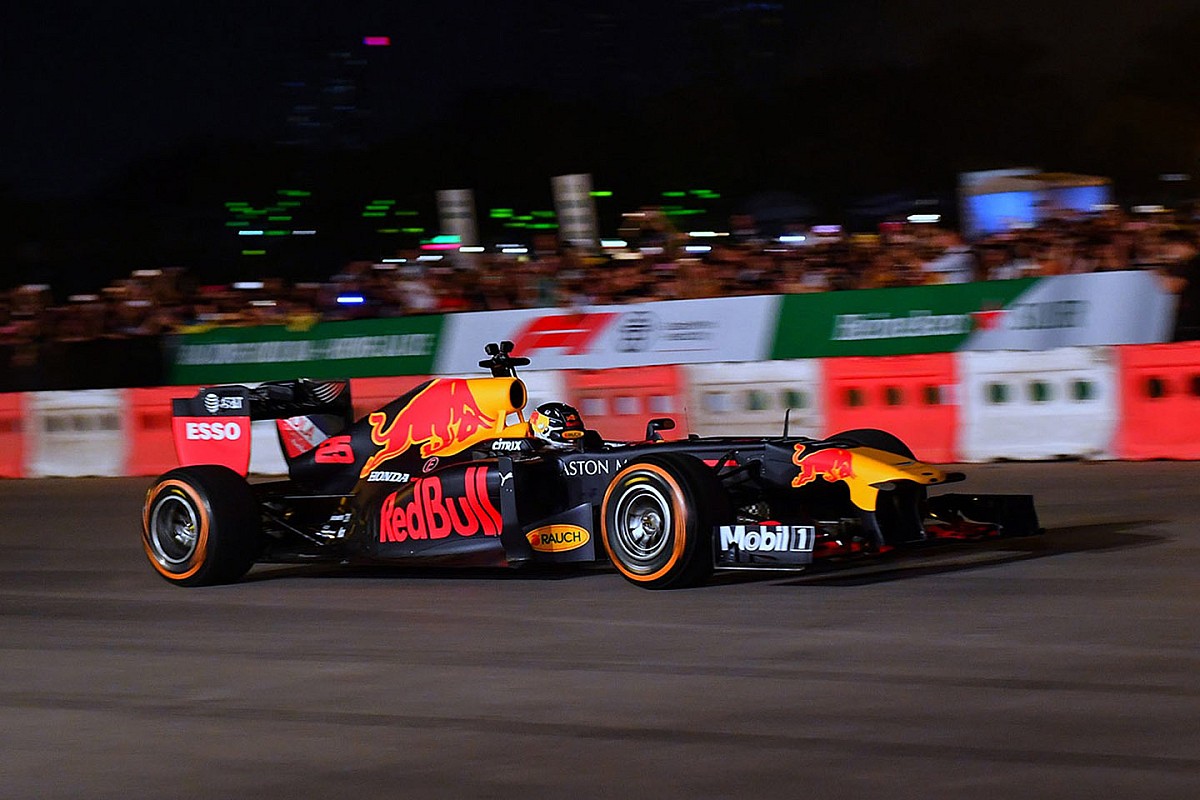 Új képeken és videón is a vietnami F1-es show: éjszakai őrület!