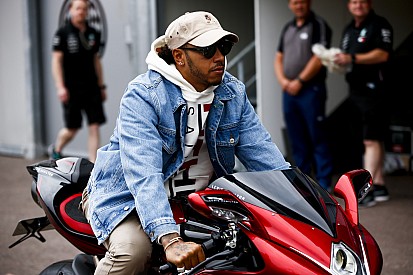 GALERIA: Hamilton chega em Mônaco com moto que custa quase R$ 300 mil