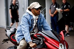 GALERIA: Hamilton chega em Mônaco com moto que custa quase R$ 300 mil