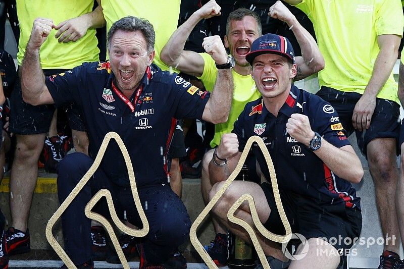 Christian Horner et Max Verstappen, Red Bull Racing, fêtent la victoire avec l'équipe