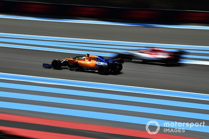 Lando Norris, McLaren MCL34, pasa a Kimi Raikkonen, Alfa Romeo Racing C38