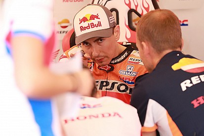 «С этим трудно смириться». Боссы команд MotoGP комментируют ошибку Лоренсо в Барселоне