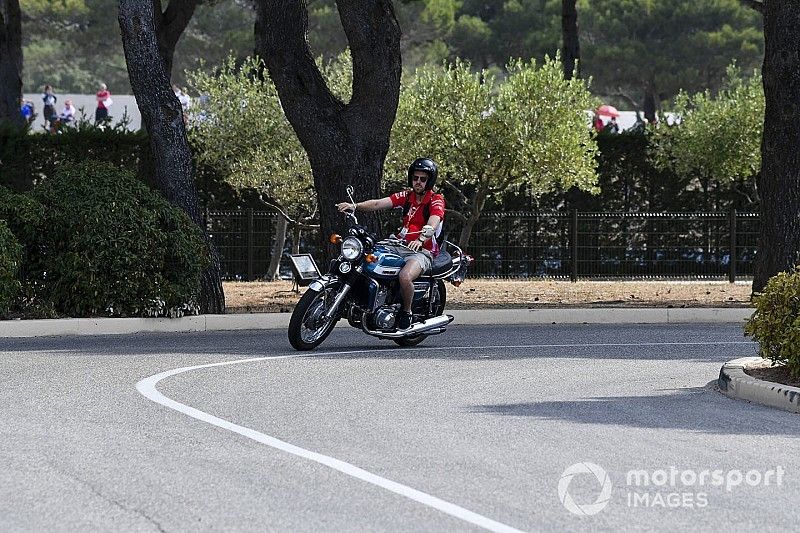 Así llegaron los pilotos de F1 en sus coches y motos de calle al Paul Ricard