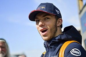 Гасли: В поворотах Red Bull быстрее, чем Ferrari