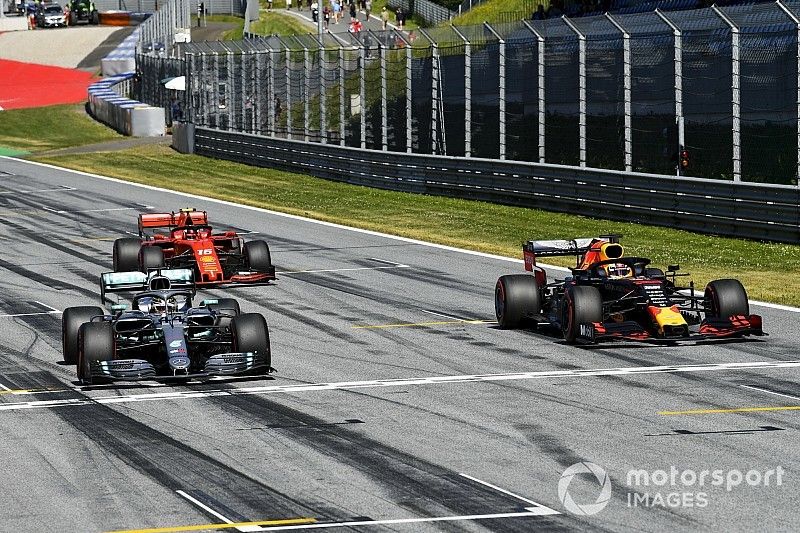 Los tres primeros clasificados: ganador de la pole Charles Leclerc, Ferrari SF90, segundo Lewis Hamilton, Mercedes AMG F1 W10 y tercero Max Verstappen, Red Bull Racing RB15