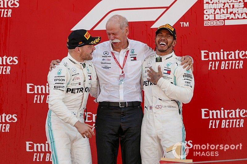 Podio: segundo lugar Valtteri Bottas, Mercedes AMG F1, Dr Dieter Zetsche, CEO, Mercedes Benz y el ganador de la carrera Lewis Hamilton, Mercedes AMG F1 celebran