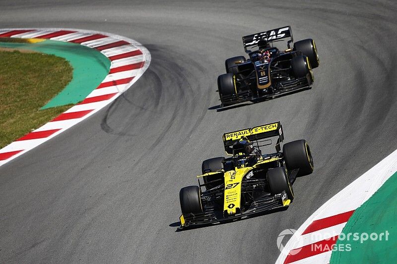 Nico Hulkenberg, Renault R.S. 19, leadsRomain Grosjean, Haas F1 Team VF-19