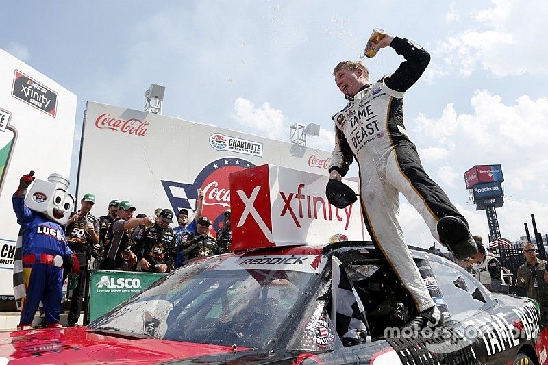 Tyler Reddick gana una caótica carrera en Charlotte