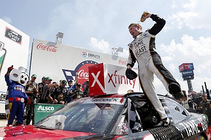 Tyler Reddick gana una caótica carrera en Charlotte