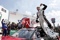 Tyler Reddick gana una caótica carrera en Charlotte