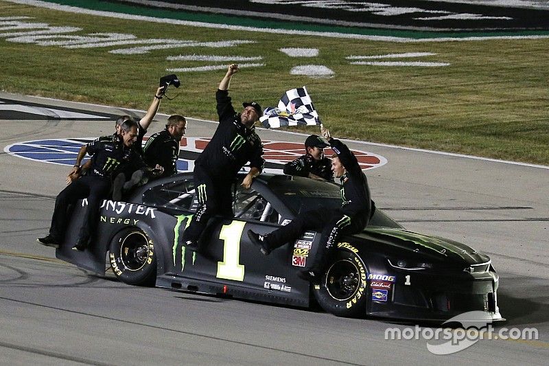 Kyle Larson terminó "feliz" por ayudar al triunfo de Kurt Busch