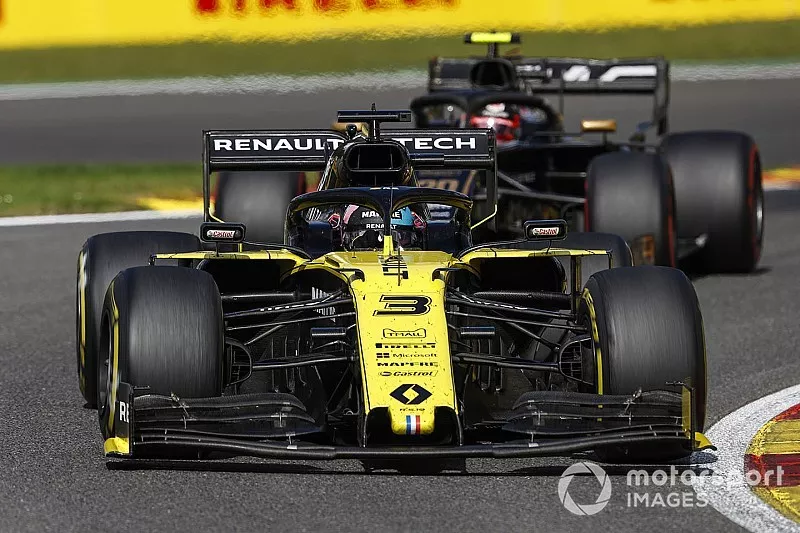 Daniel Ricciardo, Renault F1 Team R.S.19, en Kevin Magnussen, Haas F1 Team VF-19