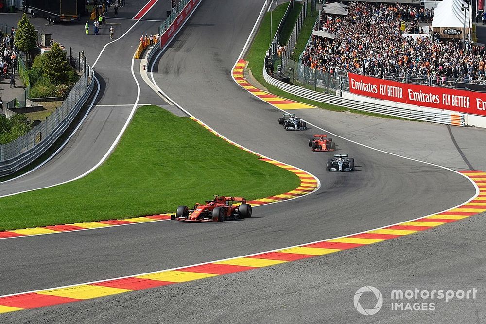 Charles Leclerc, Ferrari SF90, precede Lewis Hamilton, Mercedes AMG F1 W10, Sebastian Vettel, Ferrari SF90, e Valtteri Bottas, Mercedes AMG W10