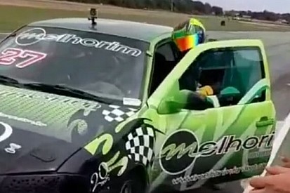 VÍDEO: Piloto capixaba imita Mansell e empurra carro até linha de chegada