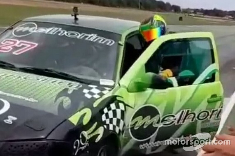 VÍDEO: Piloto capixaba imita Mansell e empurra carro até linha de chegada