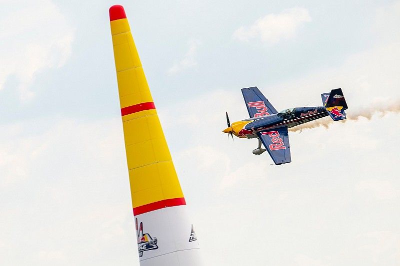 Une démonstration de la Red Bull Air Race pour faire frissonner les Red Bull Race Day !