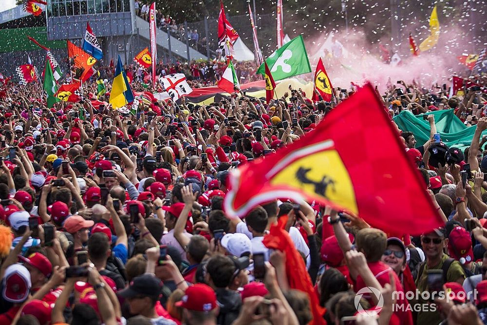 Les fans fêtent la victoire à domicile de Ferrari