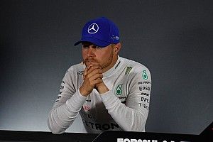 Bottas nagy jelenete a „láthatatlan” Leclerc-rel: videó