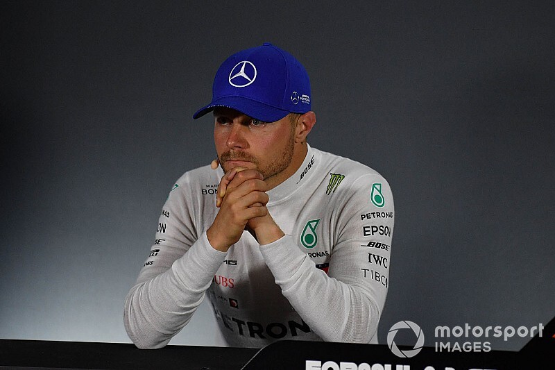 Bottas nagy jelenete a „láthatatlan” Leclerc-rel: videó