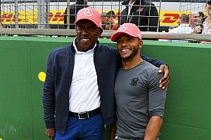 Rosberg jól lepacsizott Hamiltonékkal