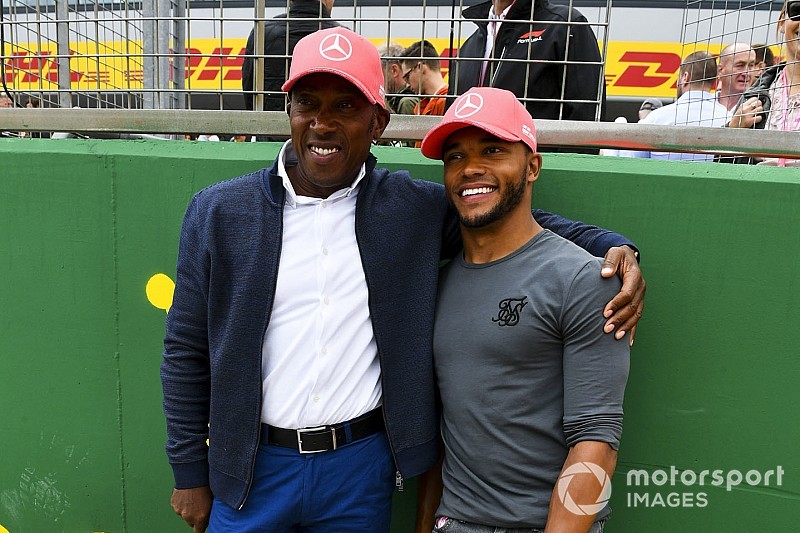 Rosberg jól lepacsizott Hamiltonékkal