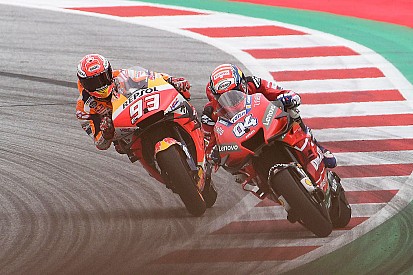 Dovizioso vence a Márquez en la última curva en Austria