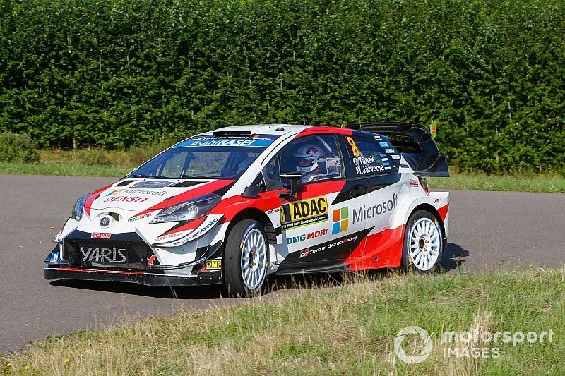 Mano a mano entre Neuville y Tanak en Alemania