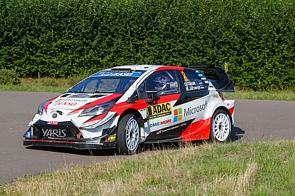 Mano a mano entre Neuville y Tanak en Alemania