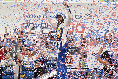 Elliott bate, se recupera e vence em Charlotte; Wallace se desentende com Bowman após a corrida