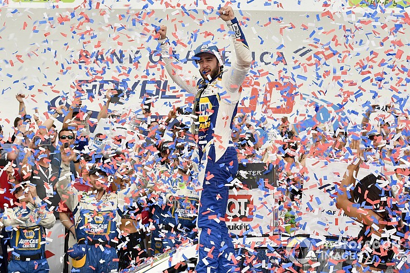 Elliott bate, se recupera e vence em Charlotte; Wallace se desentende com Bowman após a corrida