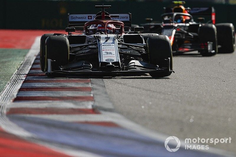 Kimi Raikkonen, Alfa Romeo Racing C38, devant Alex Albon, Red Bull RB15 