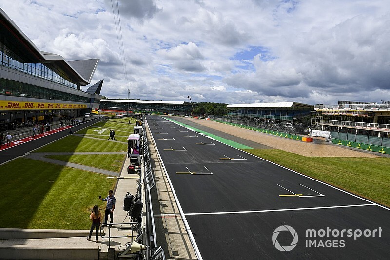 ¿Cuántas carreras de F1 y MotoGP se necesitan para que haya mundial?