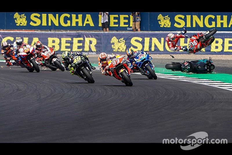 Rendkívül látványos képeken Dovizioso és Quartararo bukása: szörnyű