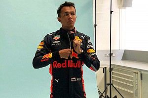 Albon: "Ya hemos visto lo que es capaz de hacer Verstappen con este coche"