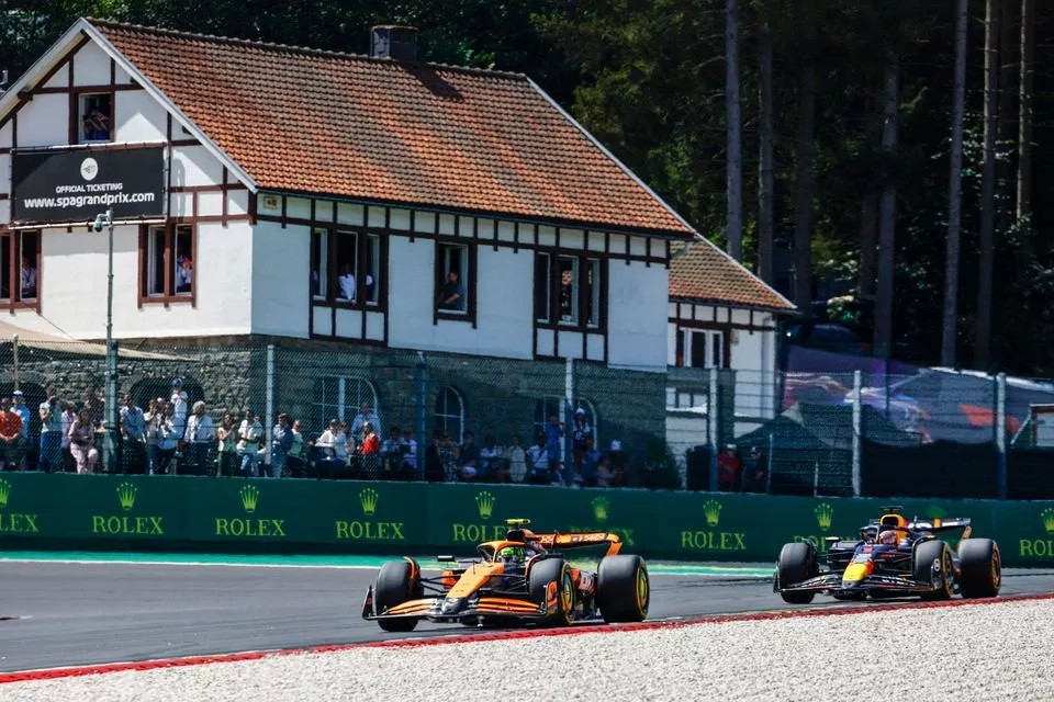 Lando Norris, McLaren MCL38, Max Verstappen, Red Bull Racing RB20
