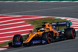 Sainz acaba líder en Barcelona; Ferrari naufraga
