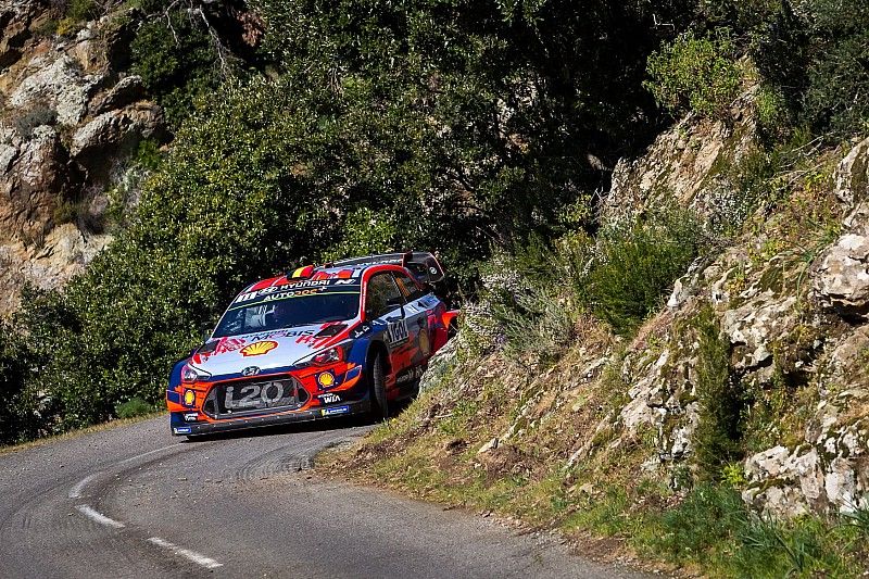 WRC Corsica: Neuville profiteert in extremis van lekke band Evans