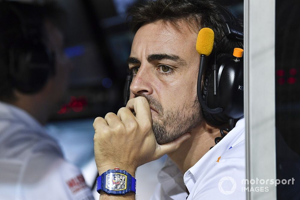 Fernando Alonso au muret des stands de McLaren durant les qualifications