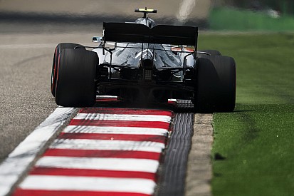 A Mercedes volt a leggyorsabb a második kínai szabadedzésen Vettel és Verstappen előtt: gondok Leclerc autójával