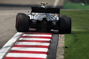 A Mercedes volt a leggyorsabb a második kínai szabadedzésen Vettel és Verstappen előtt: gondok Leclerc autójával