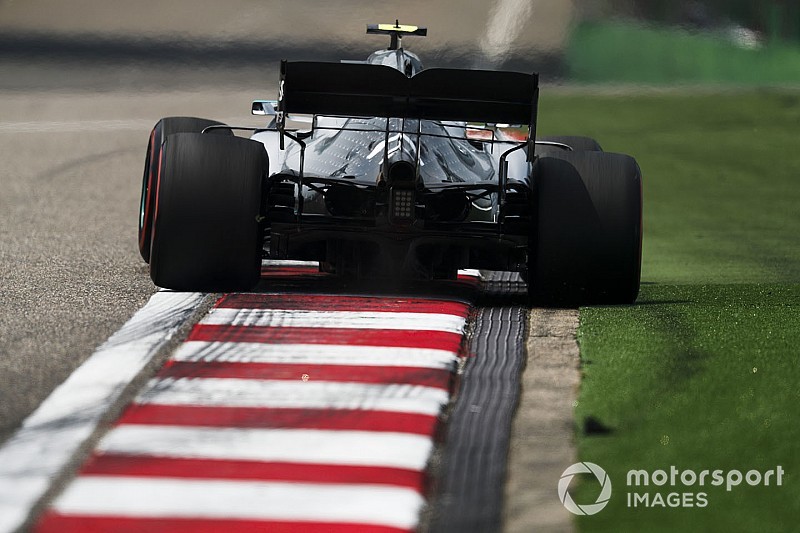 A Mercedes volt a leggyorsabb a második kínai szabadedzésen Vettel és Verstappen előtt: gondok Leclerc autójával